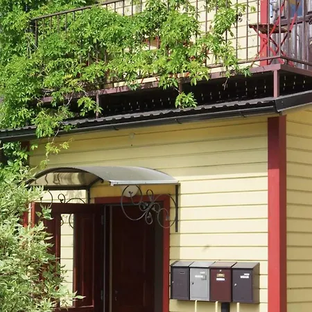 The Yellow House Studio, Free Parking