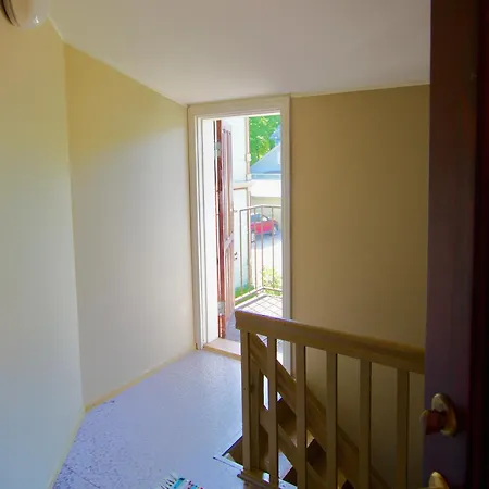 The Yellow House Studio, Free Parking Apartman