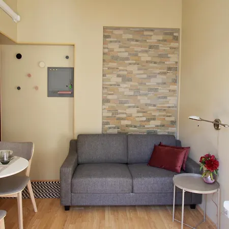 Apartman The Yellow House Studio, Free Parking